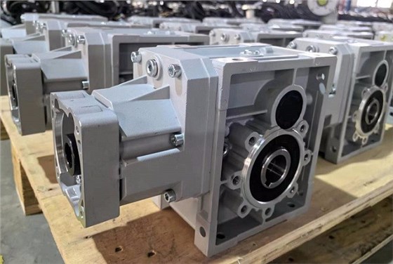 艾思捷准双曲面减速机KM502系列的应用---卷扬机.jpg 艾思捷准双曲面减速机KM502系列的应用---卷扬机.jpg